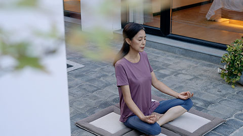 Mature Chinese woman doing yoga outdoors,4K