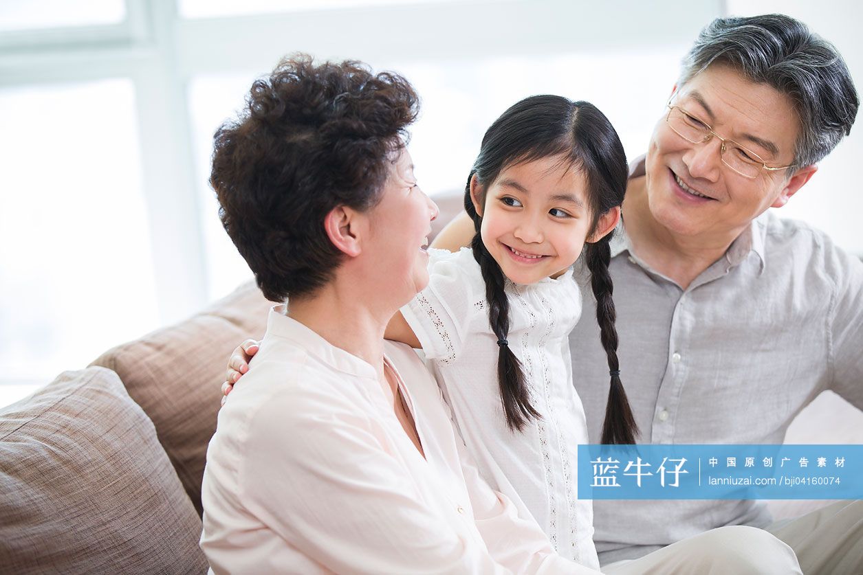 快乐的爷爷奶奶和孙女