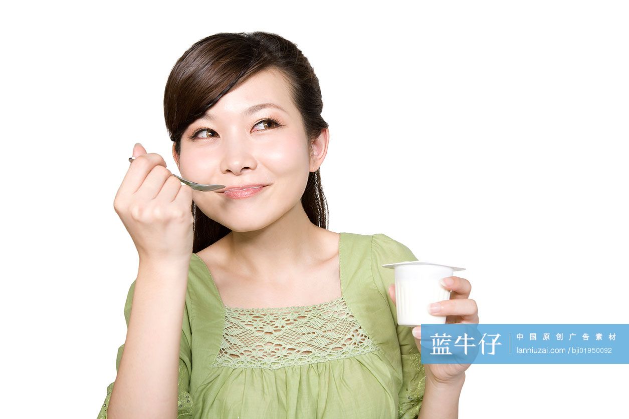 年轻女性喝酸奶