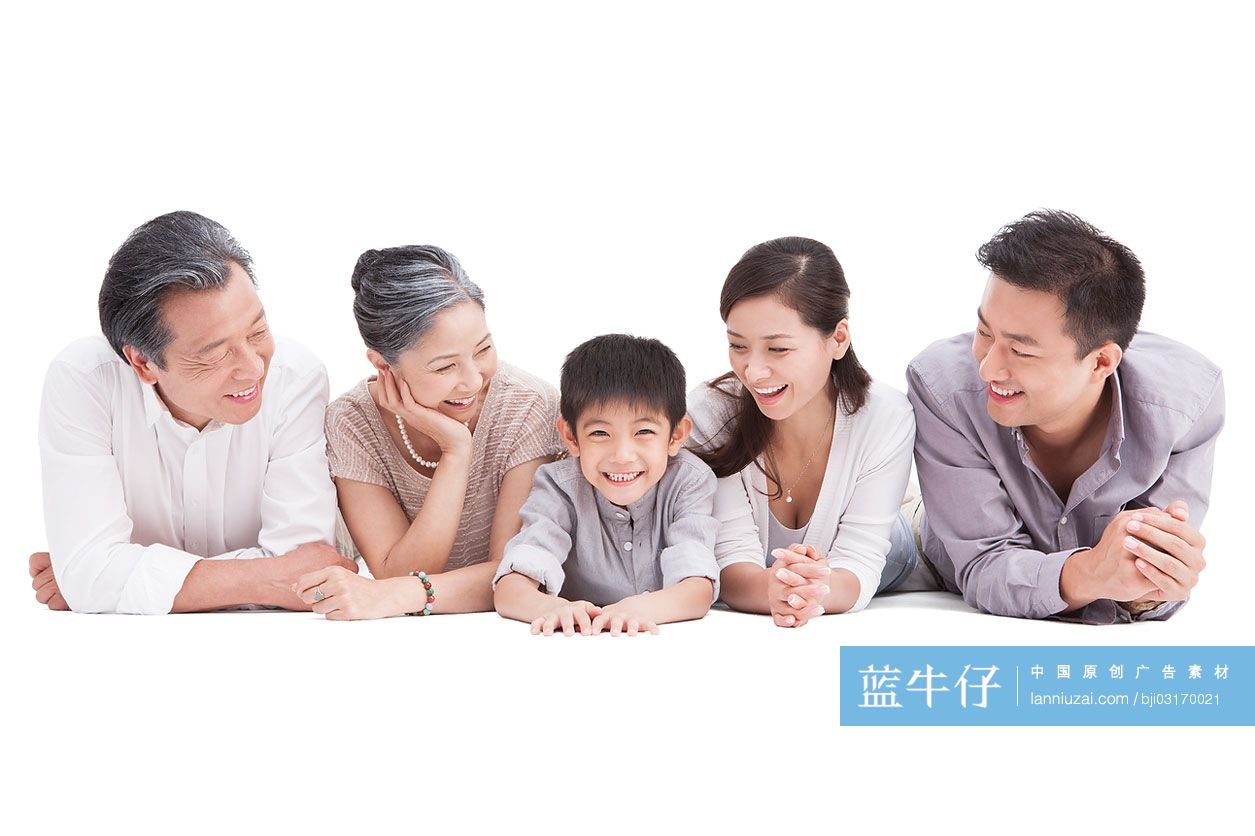 快乐一家人趴在地上