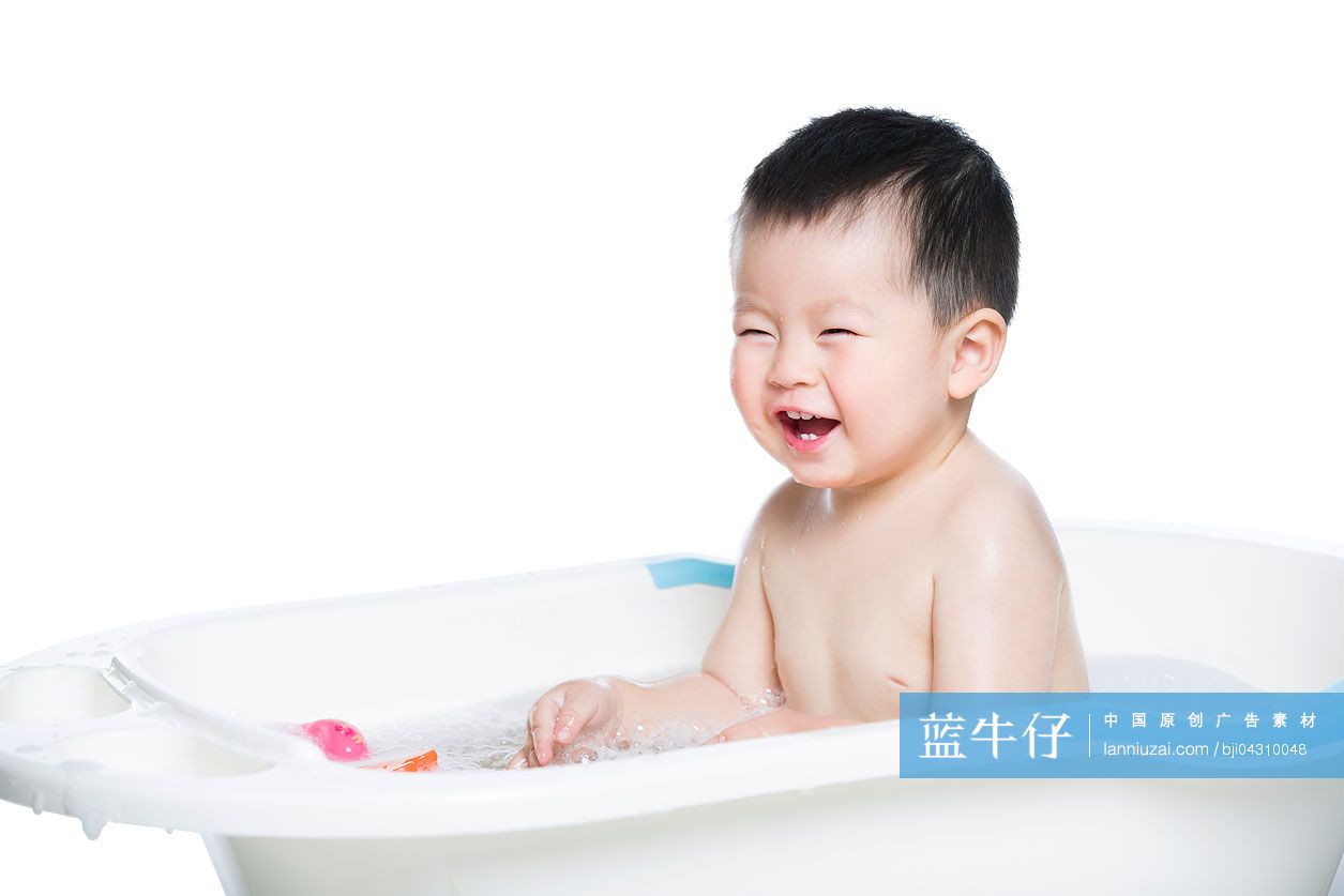 可爱的宝宝在浴盆里洗澡