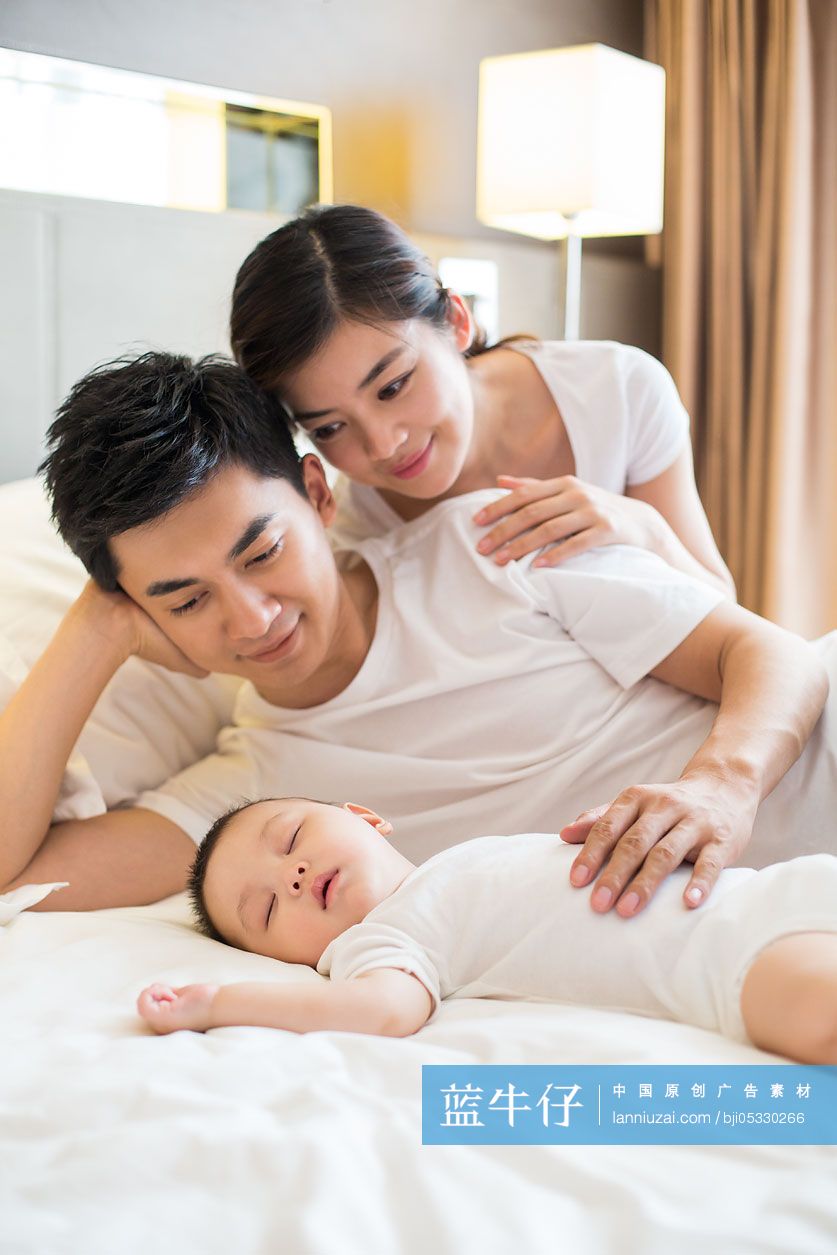 年轻父母和熟睡的宝宝