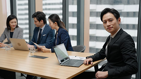 Young Chinese businessman using laptop in meeting room,4K