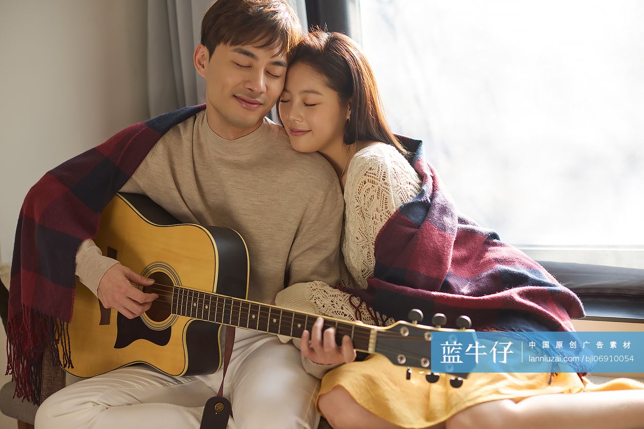 听男友弹奏吉他