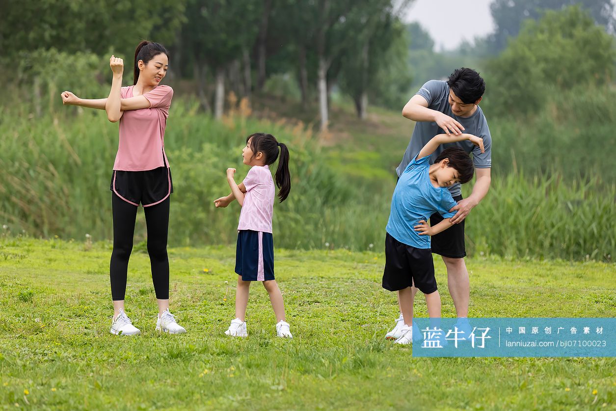 一家人在公园晨练