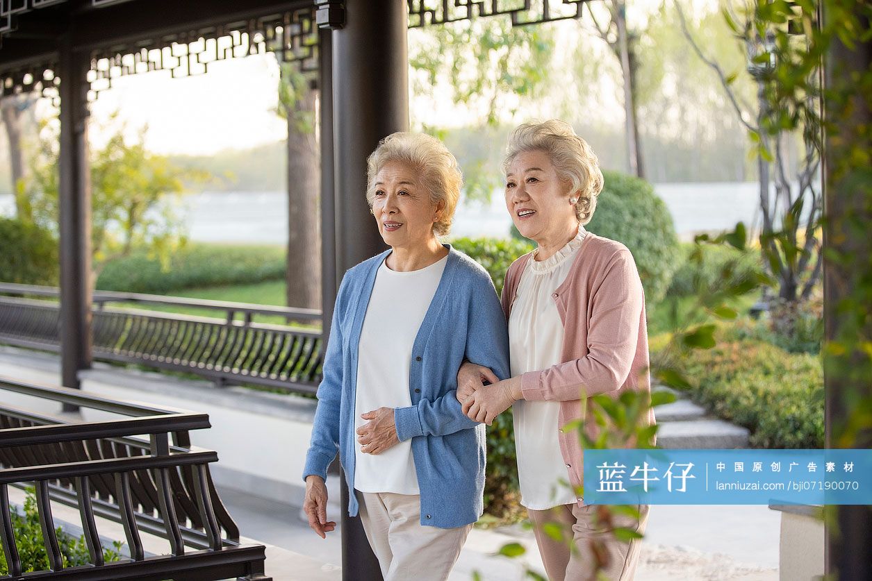 老年朋友们闲逛-蓝牛仔影像-中国原创广告影像素材