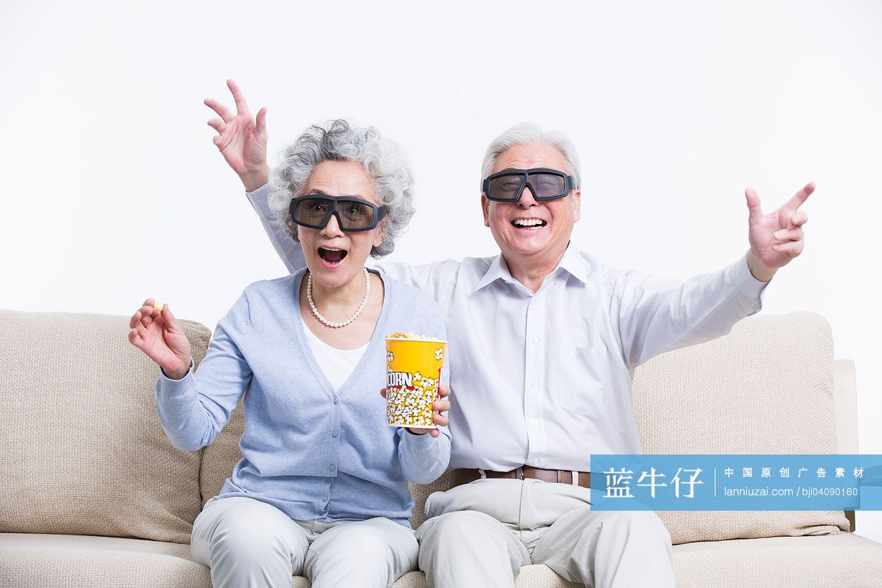 老年夫妇在客厅看3D电影