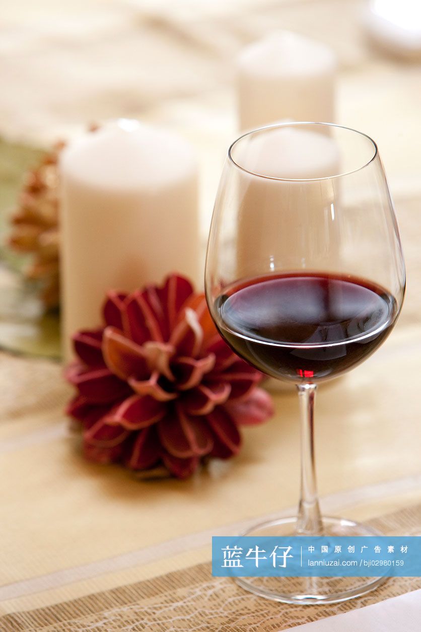 红酒酒杯特写