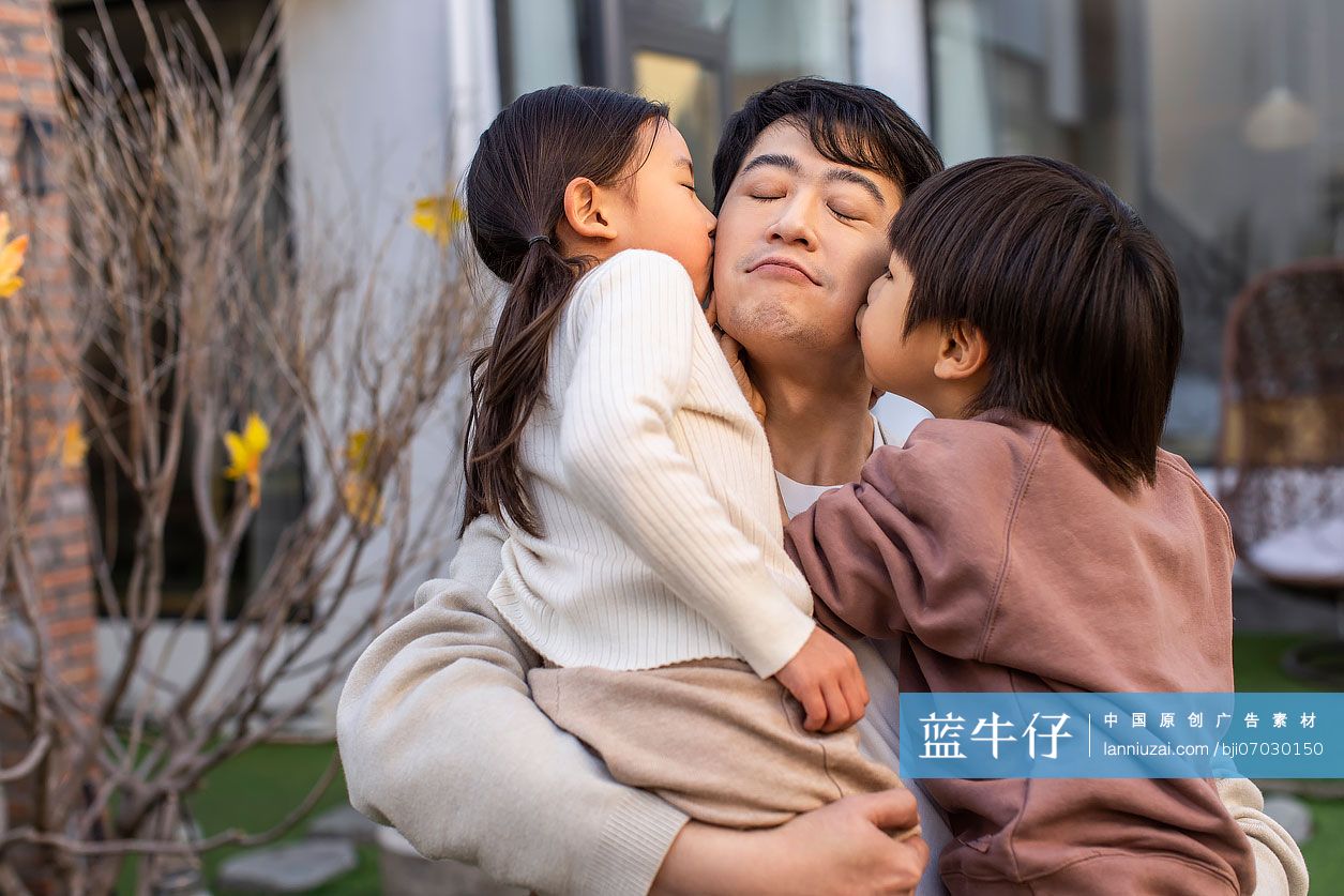 快乐的姐弟俩亲吻爸爸脸颊