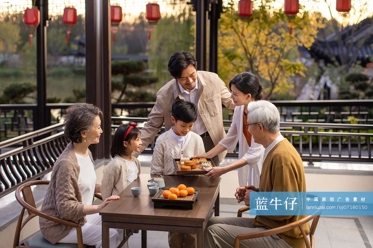 欢乐家庭庆祝中秋节