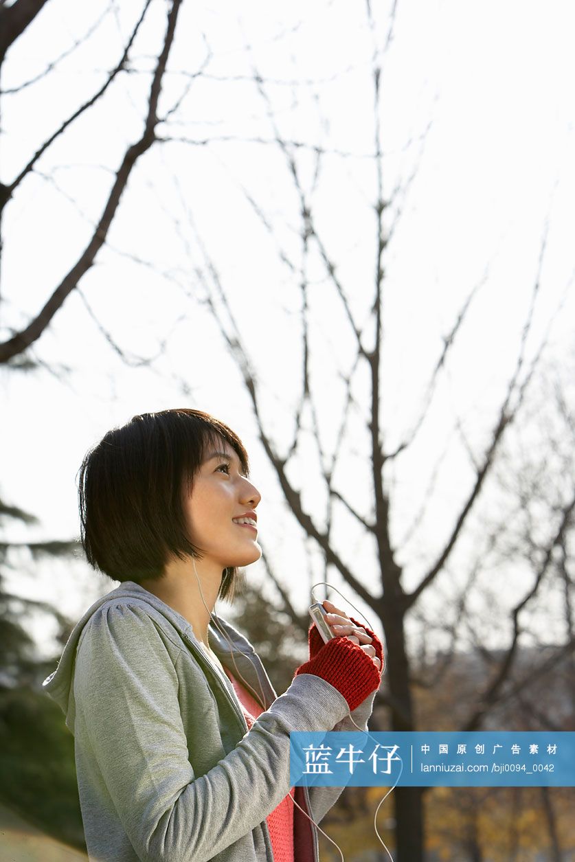 听音乐的年轻女孩