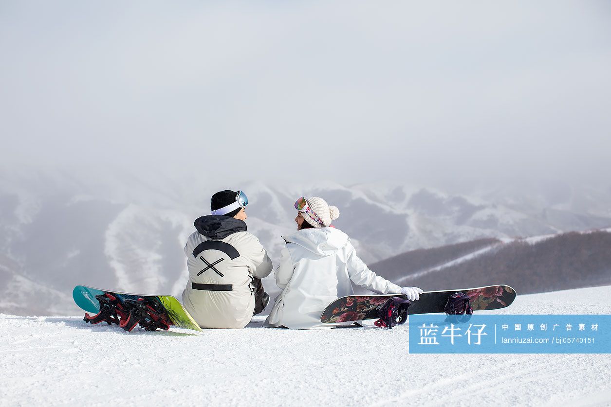 快乐的年轻情侣在滑雪场休息-蓝牛仔影像-中国原创广告影像素材