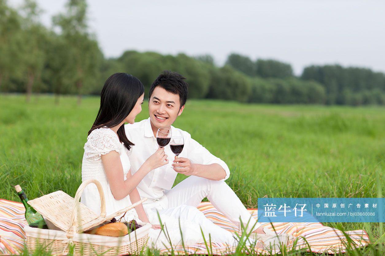 快乐情侣户外野餐