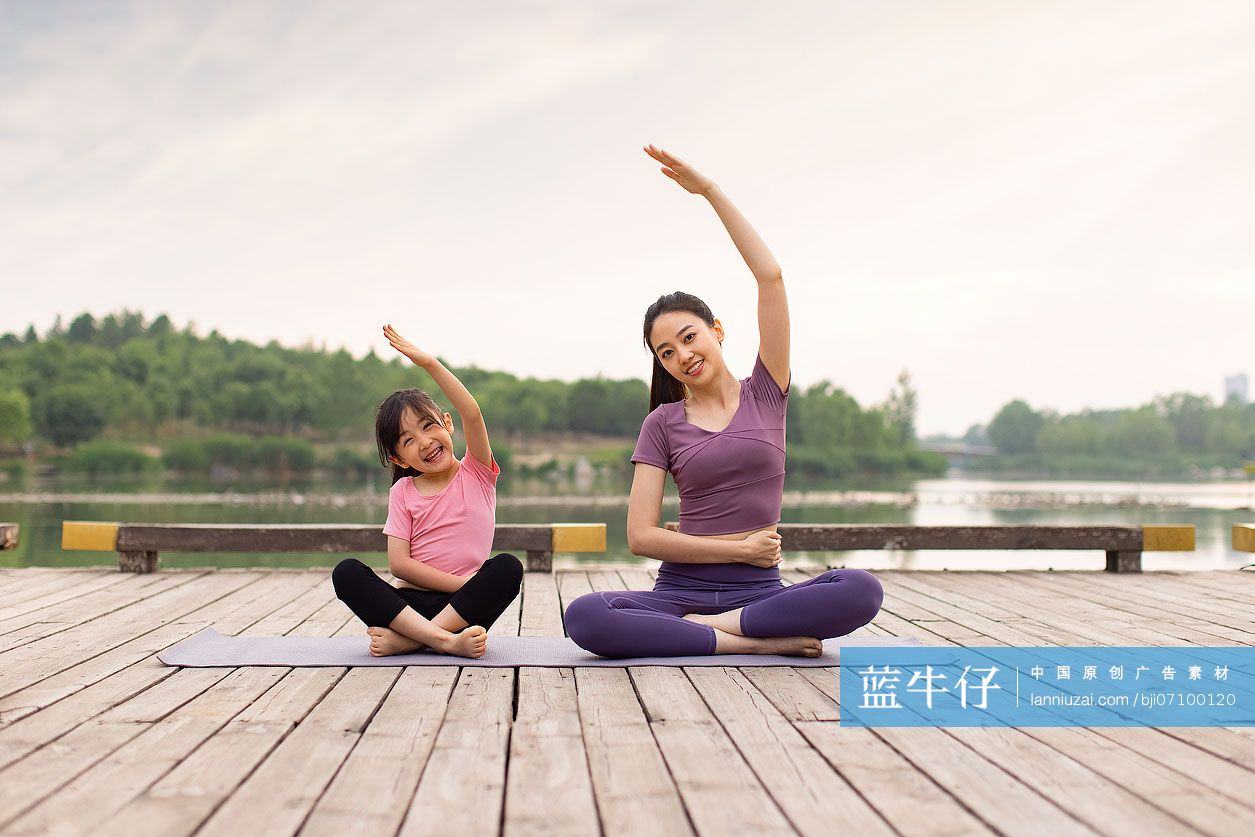 妈妈和女儿做瑜伽