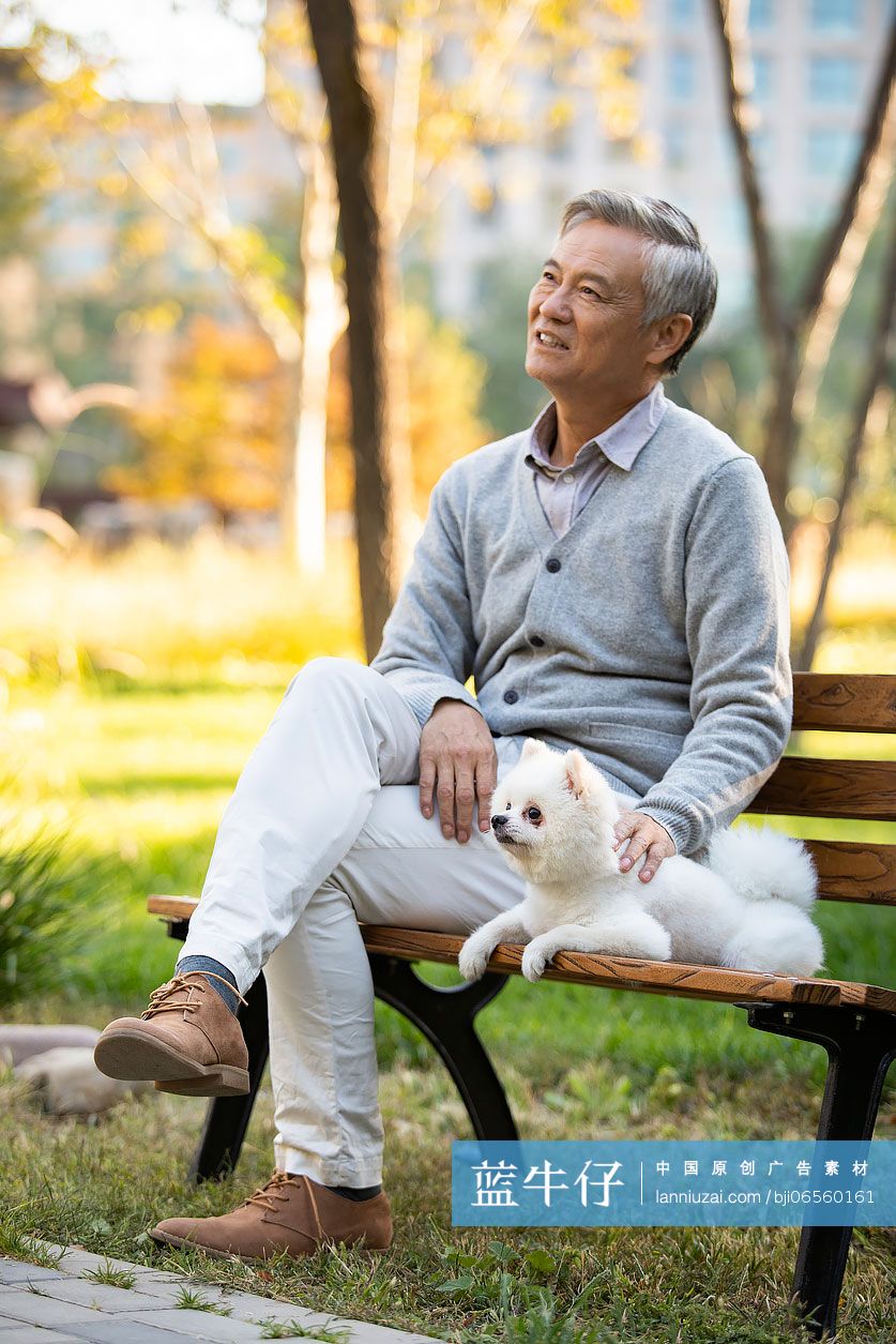 开心的老人和可爱的小狗