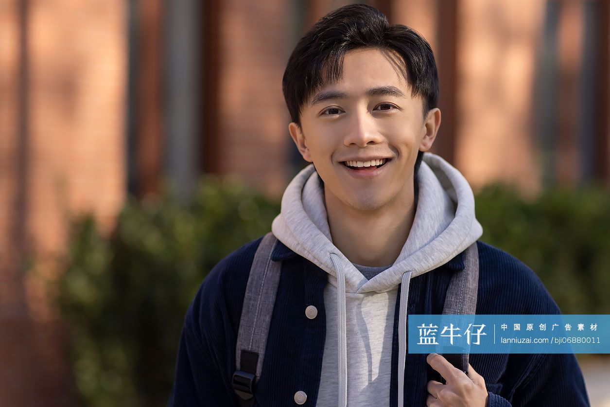 快乐的大学生肖像