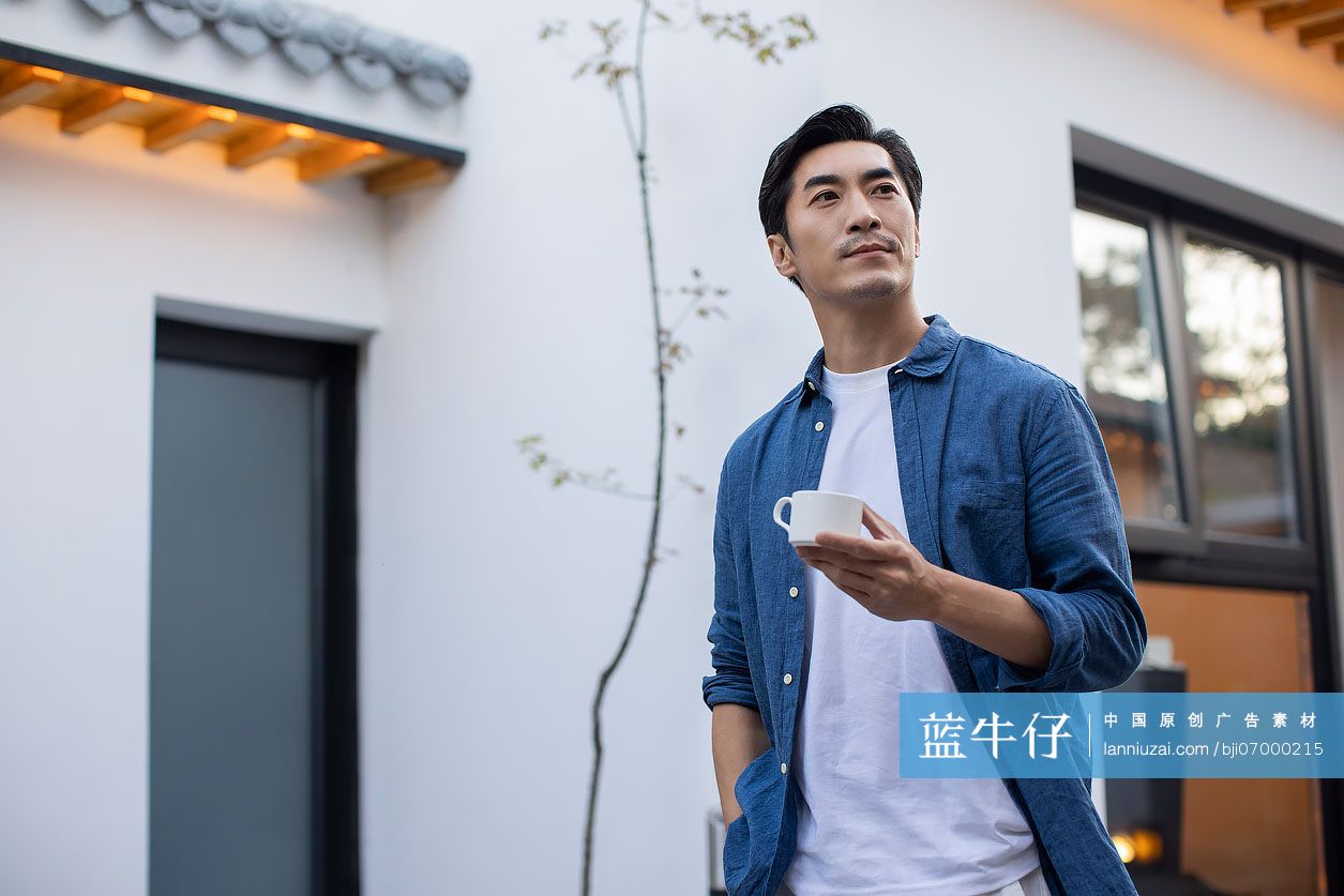 中年男子在院子里喝咖啡