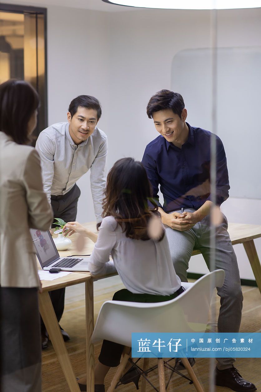 商务人士在会议室讨论