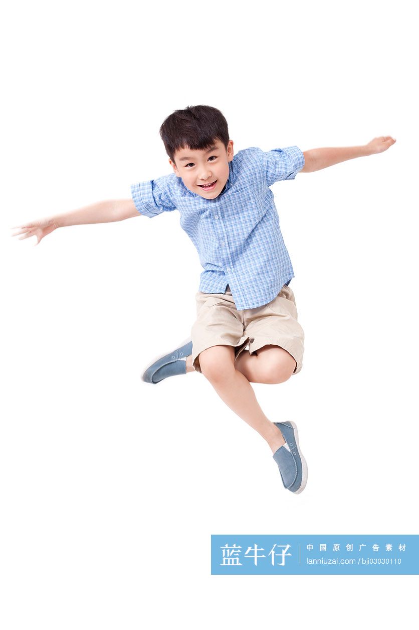 小男孩兴奋地跳跃