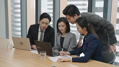 Confident Chinese business people having a meeting,4K