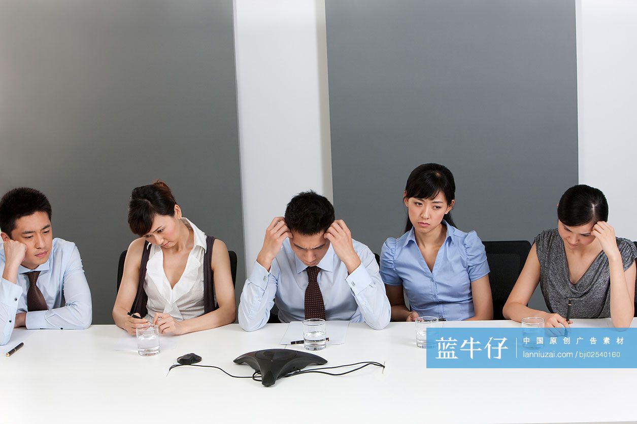 商务人士在会议中发愁
