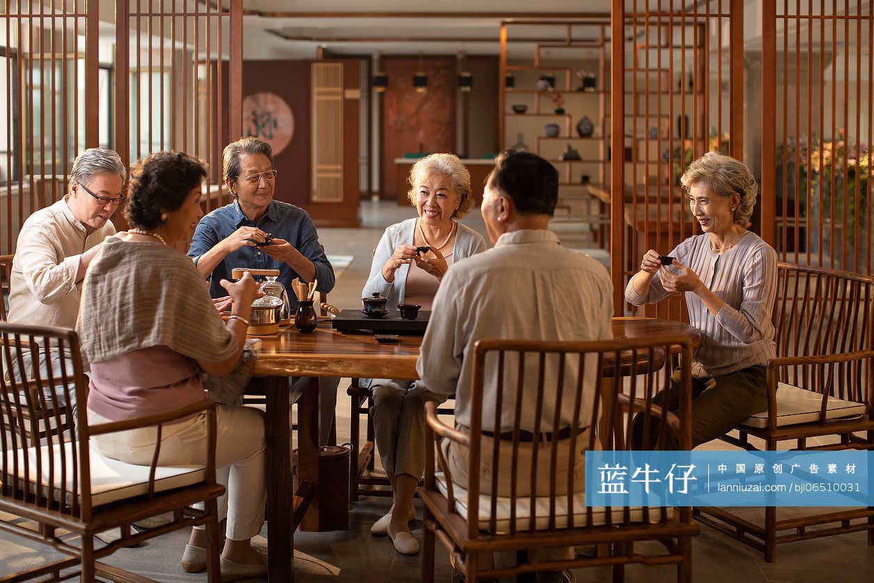 老人们聚在茶馆喝茶聊天
