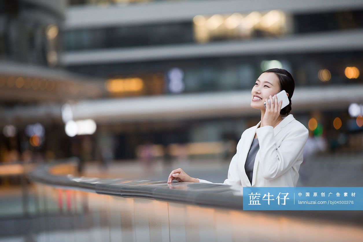 商务女士打电话