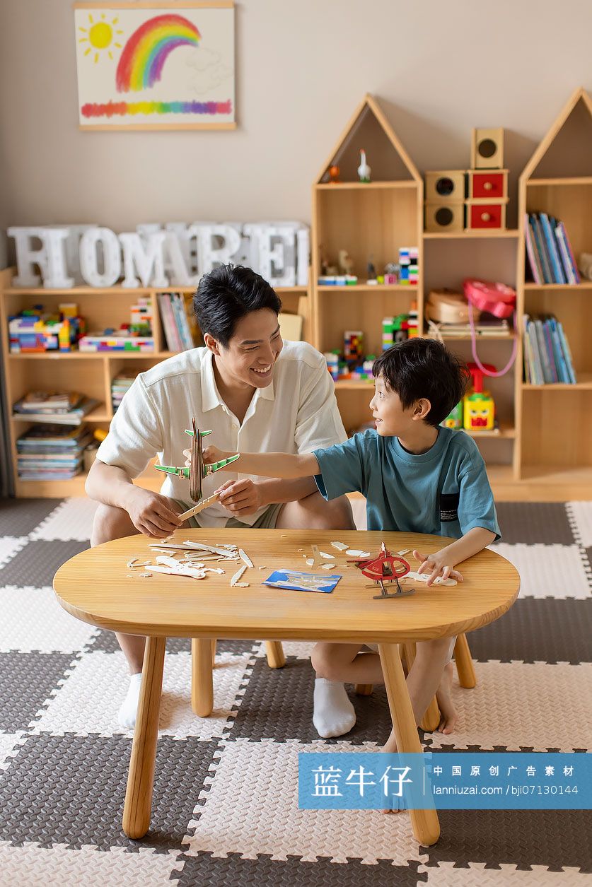 父子俩制作飞机模型