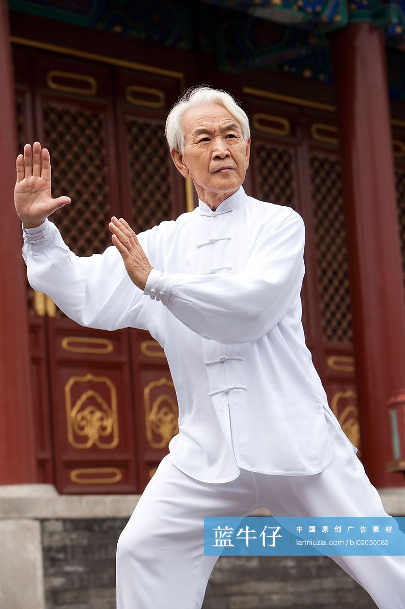 老年男子在天坛打太极-蓝牛仔影像-中国原创广告影像素材