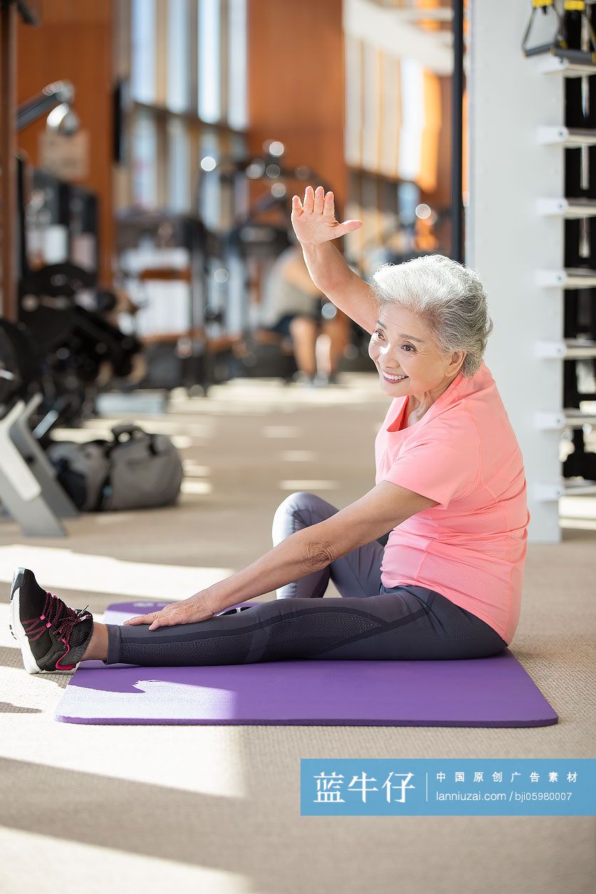 老年女士在健身房健身