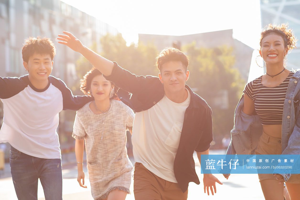 年轻人在街头玩耍