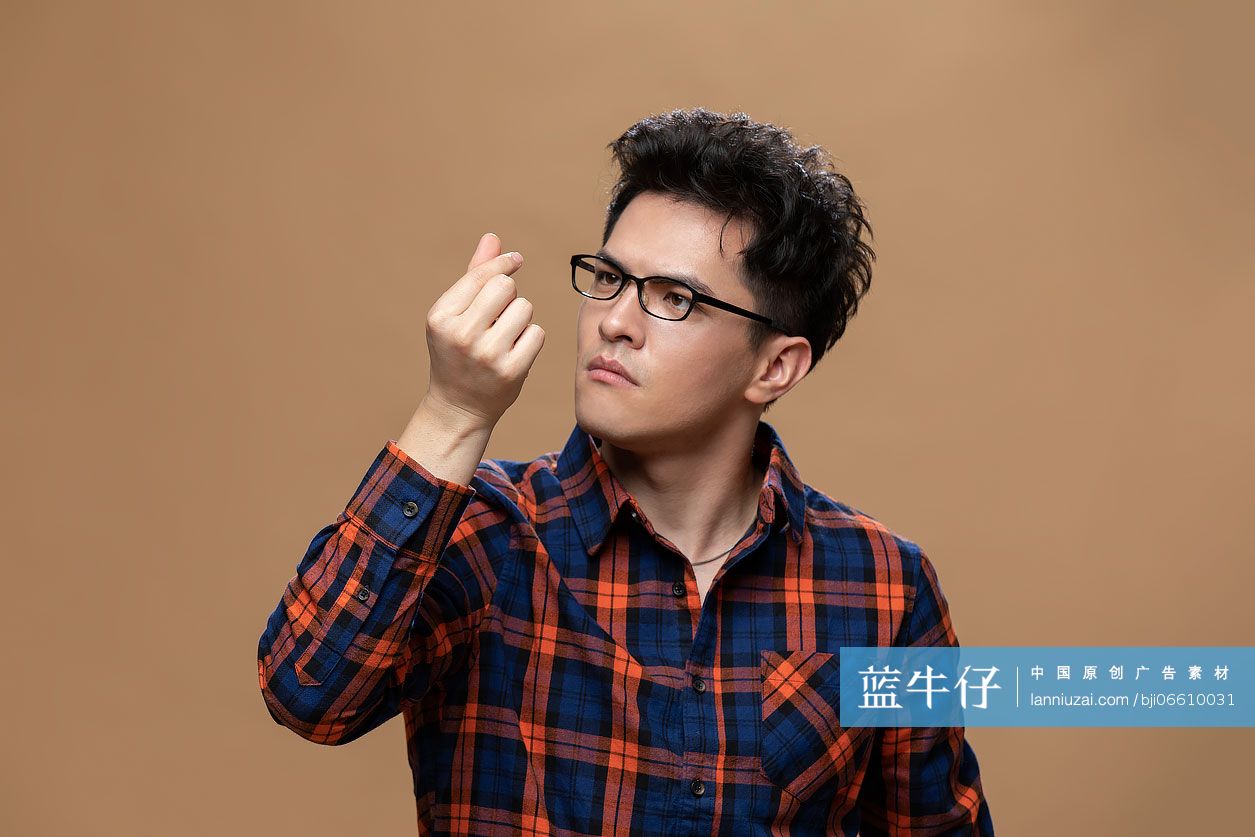 棚拍年轻男子