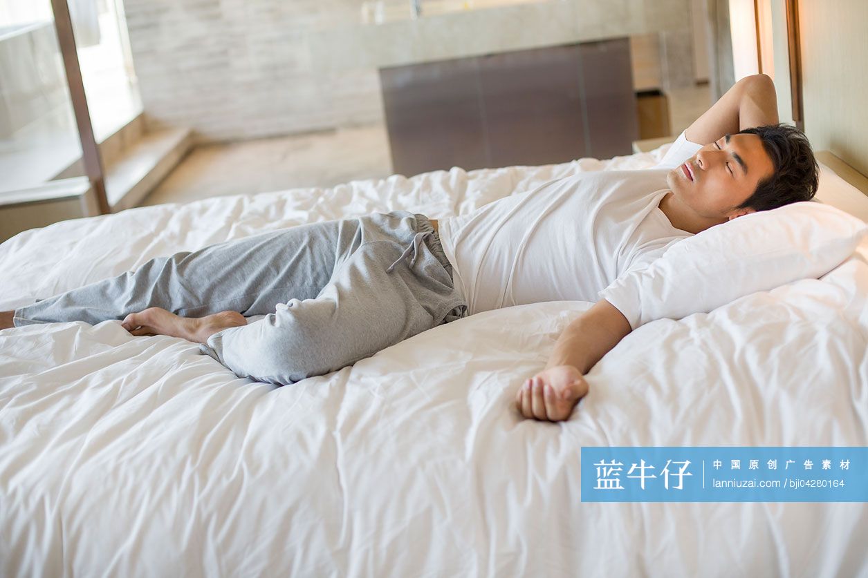 年轻男子躺在床上睡觉