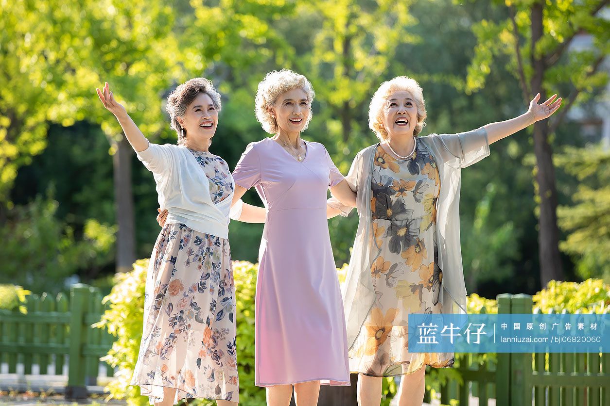 快乐的老年闺蜜在公园跳舞-蓝牛仔影像-中国原创广告影像素材