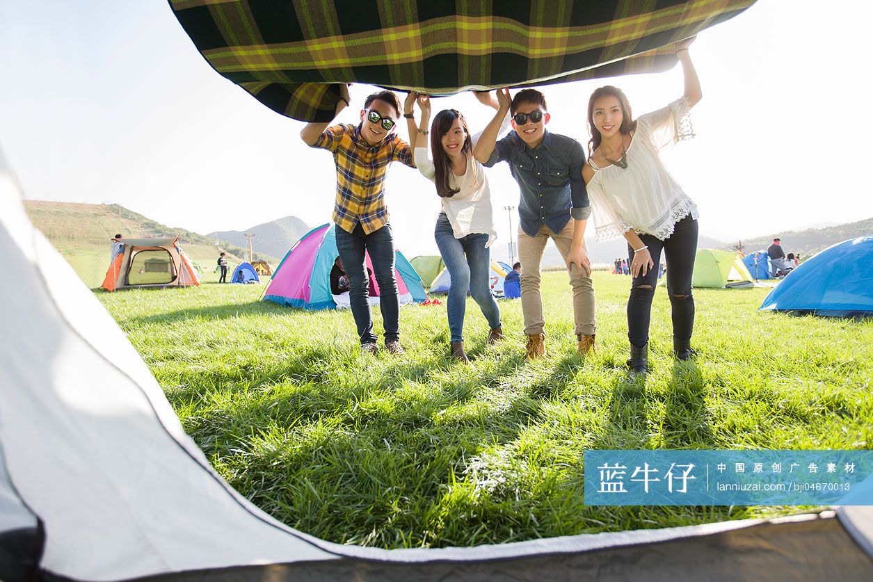 年轻人在草地上露营
