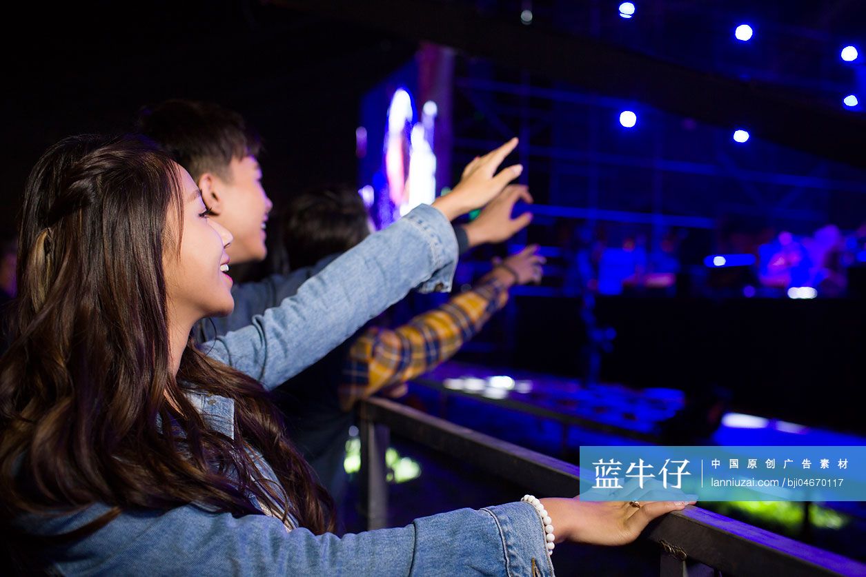 年轻人参加音乐节