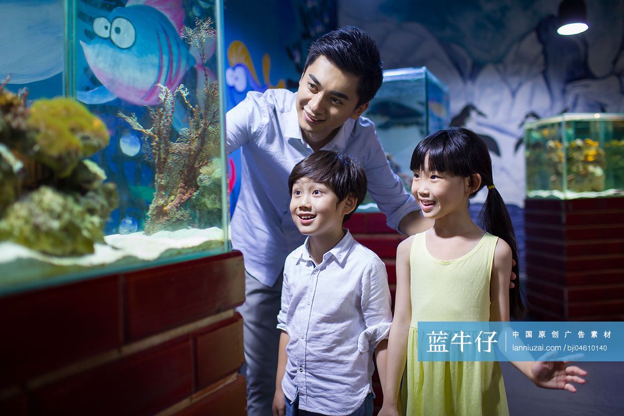 年轻父亲和孩子参观海洋馆