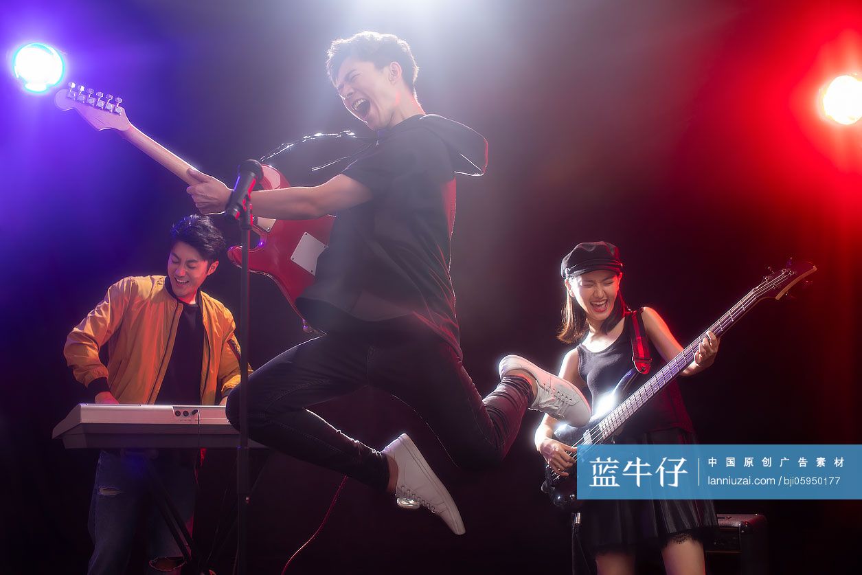 年轻的乐队在舞台上表演