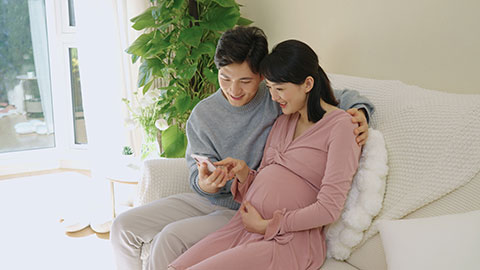 Chinese pregnant couple shopping on internet