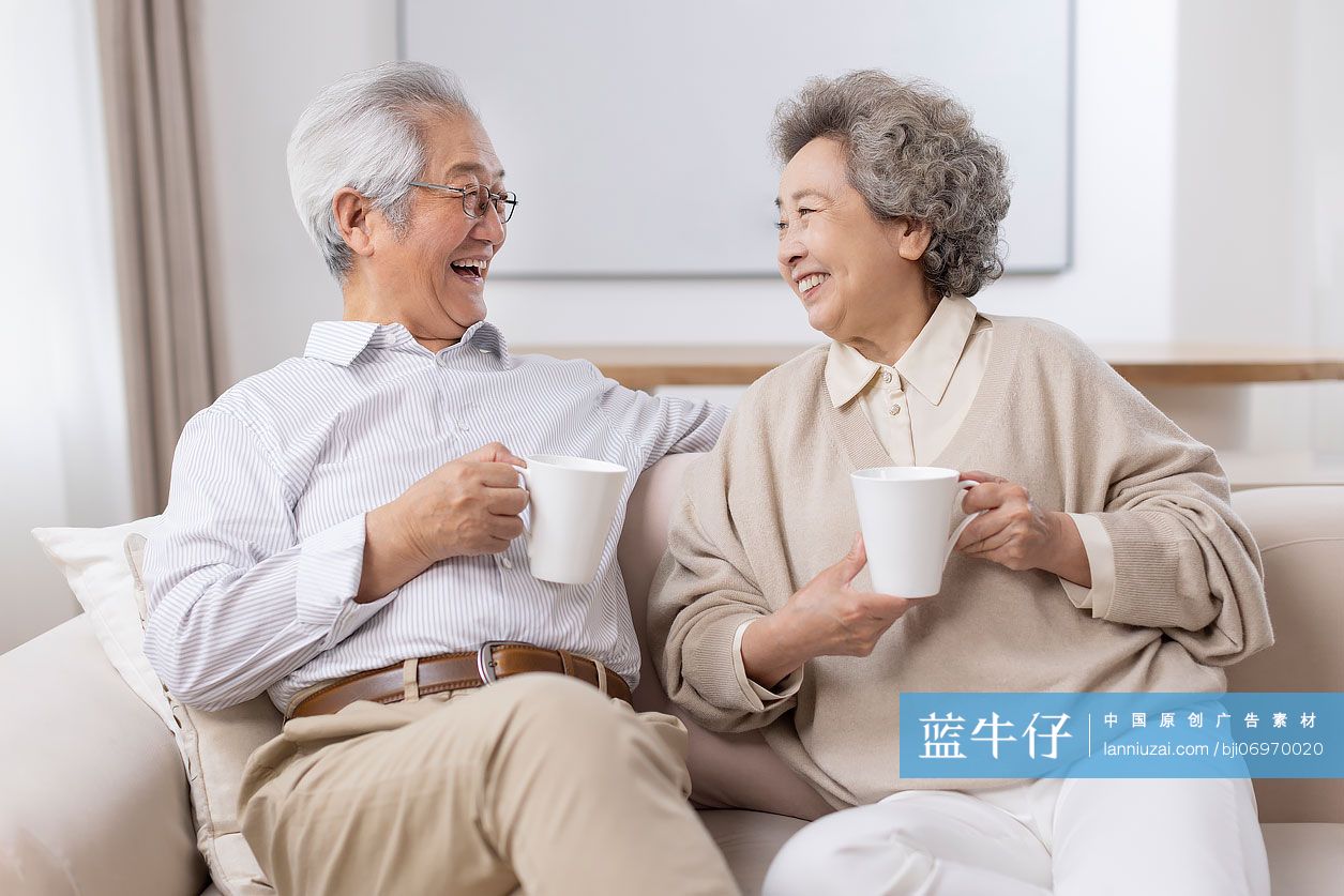 老年夫妇在家喝咖啡