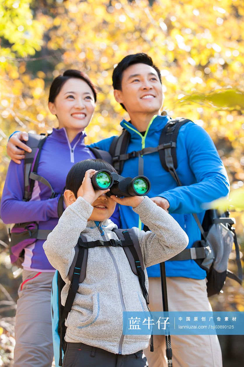 一家三口徒步旅行