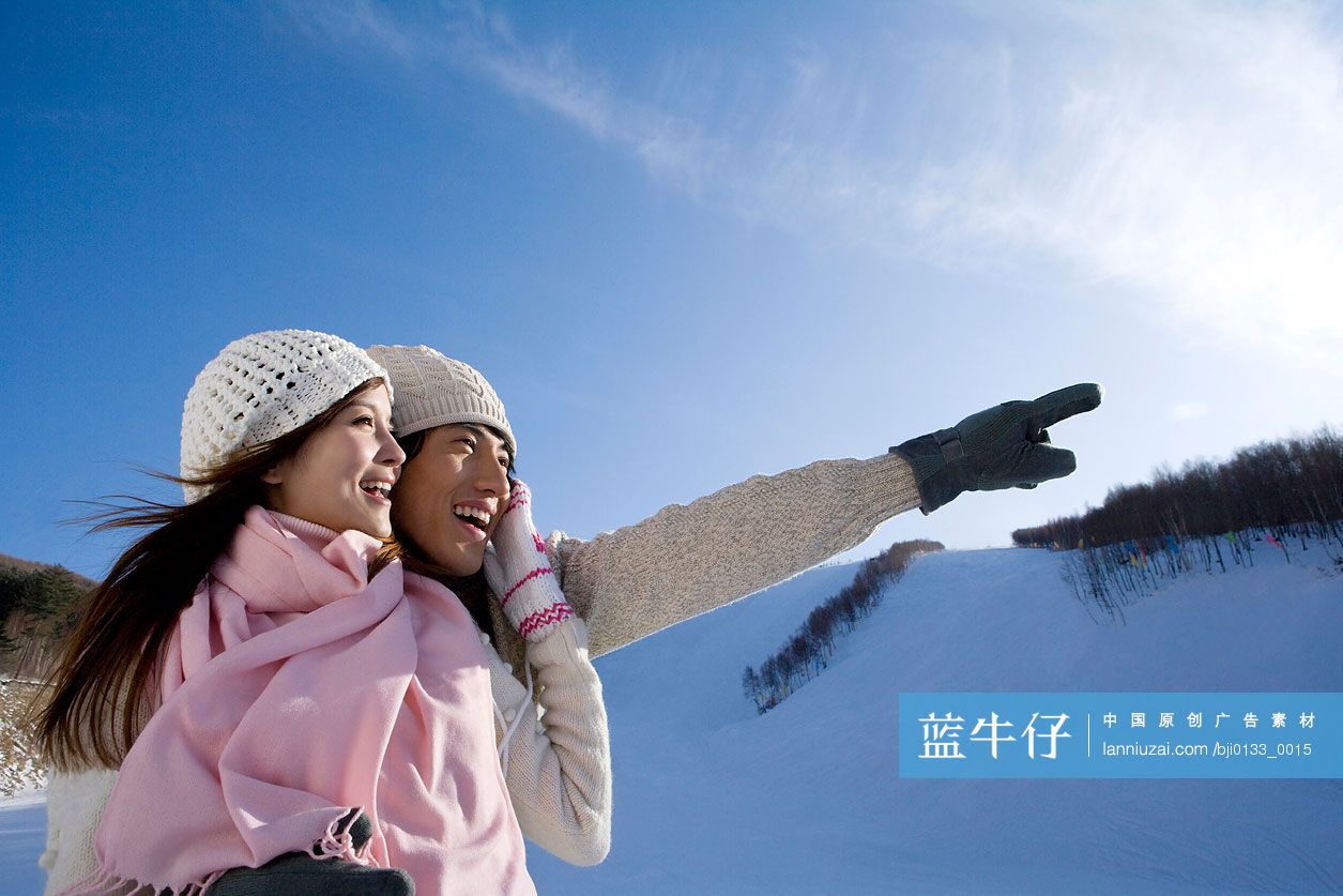 雪地上的年轻情侣