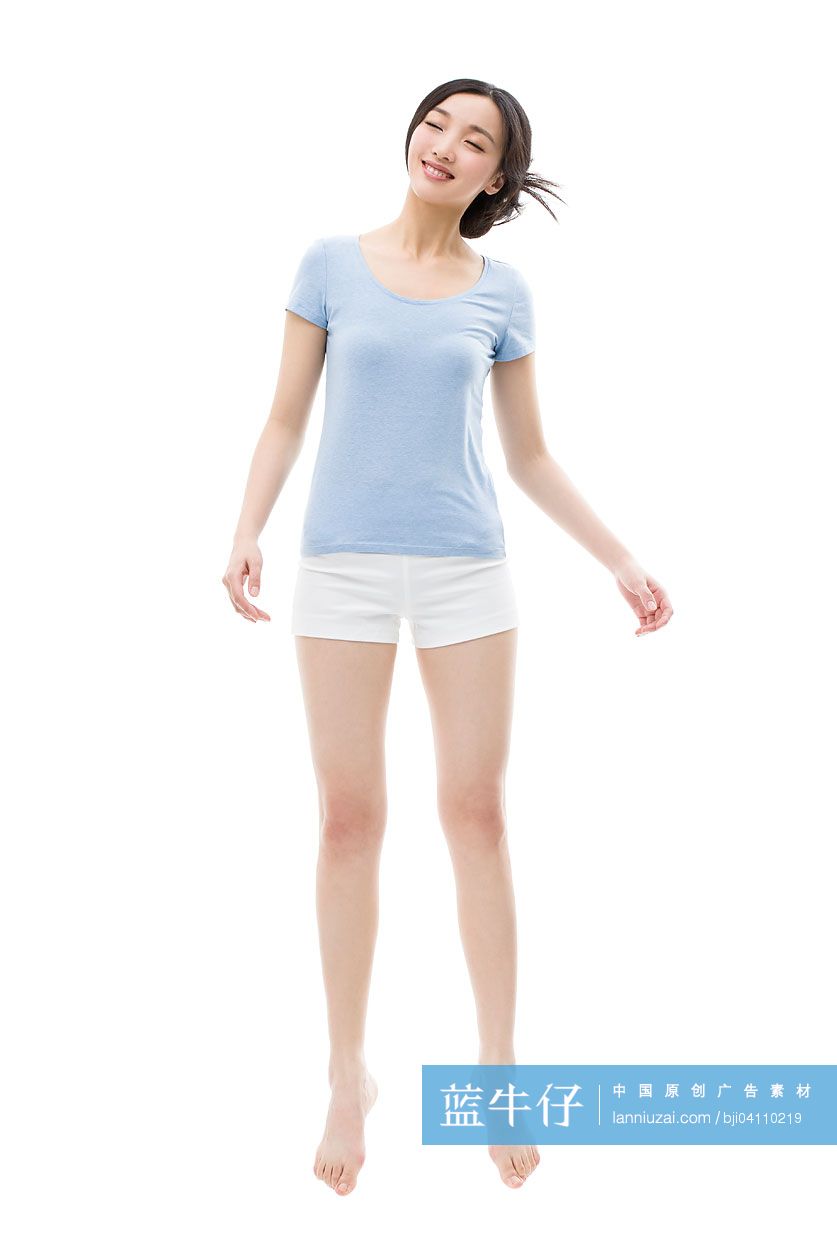 年轻女子在半空中睡觉