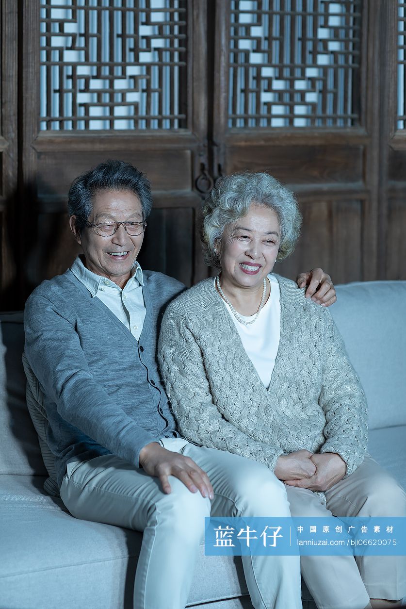 老年夫妇一起看电视