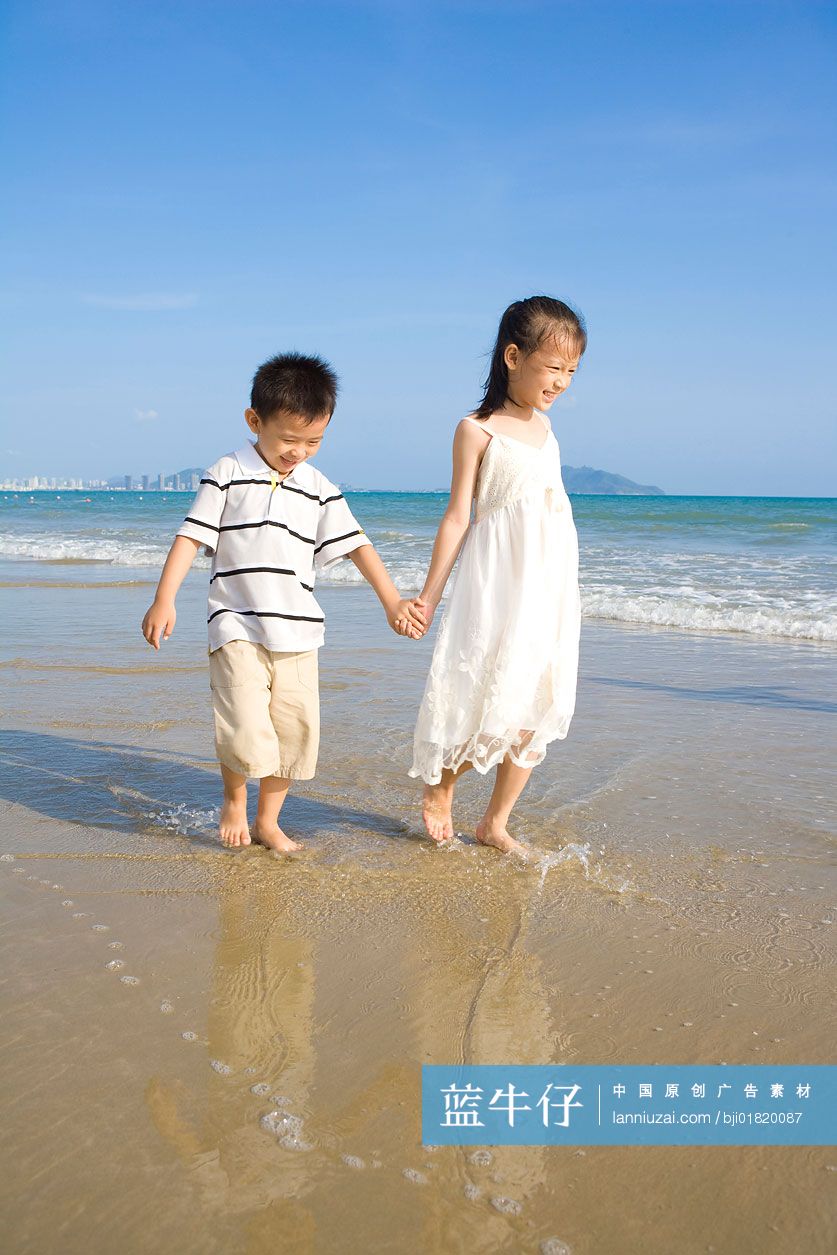 儿童在沙滩上散步
