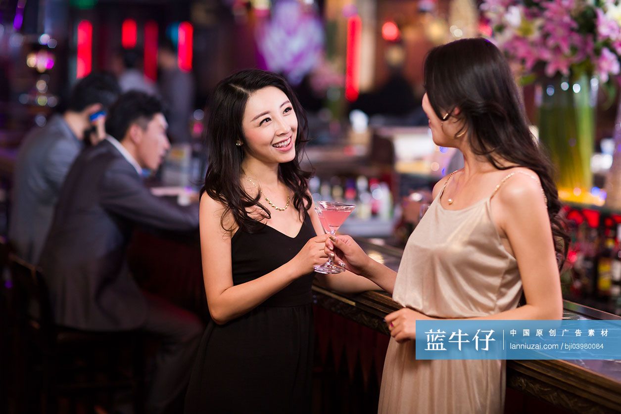 年轻女子在酒吧
