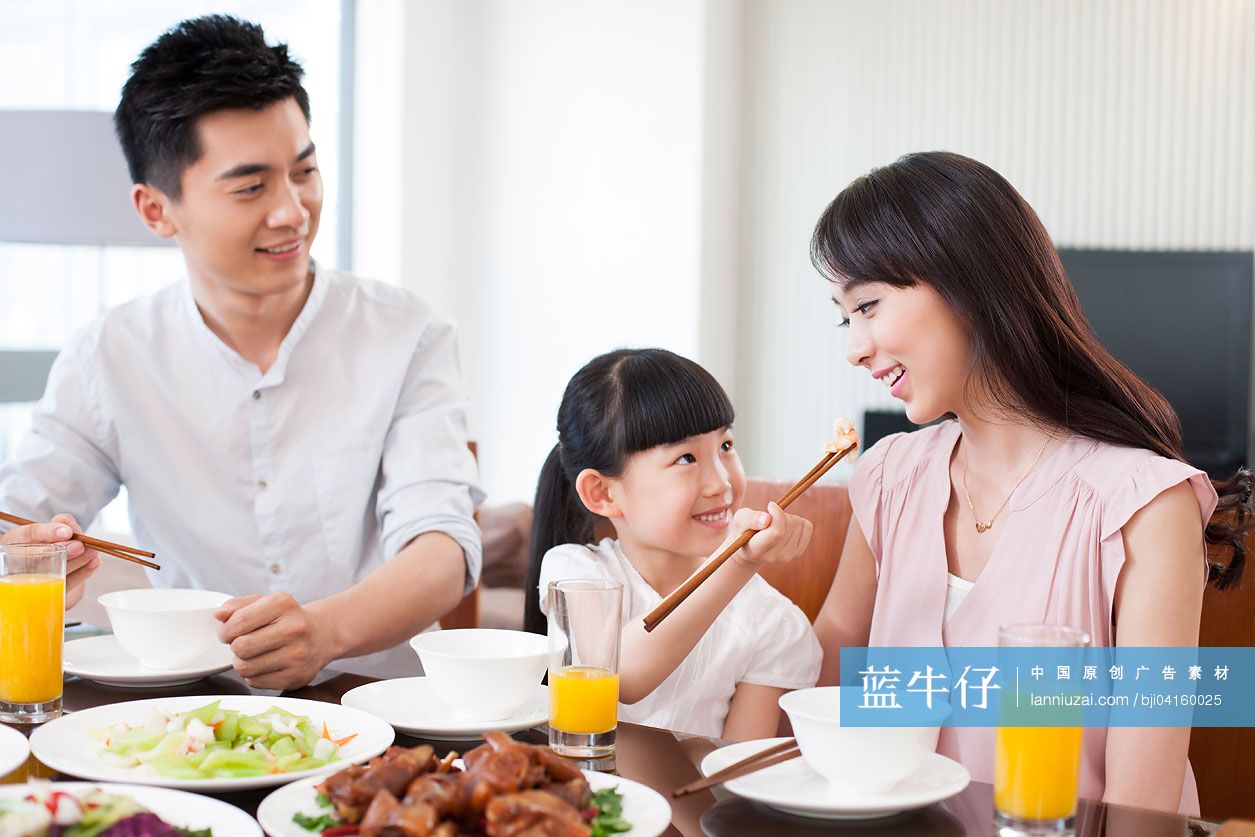 快乐家庭用餐-蓝牛仔影像-中国原创广告影像素材