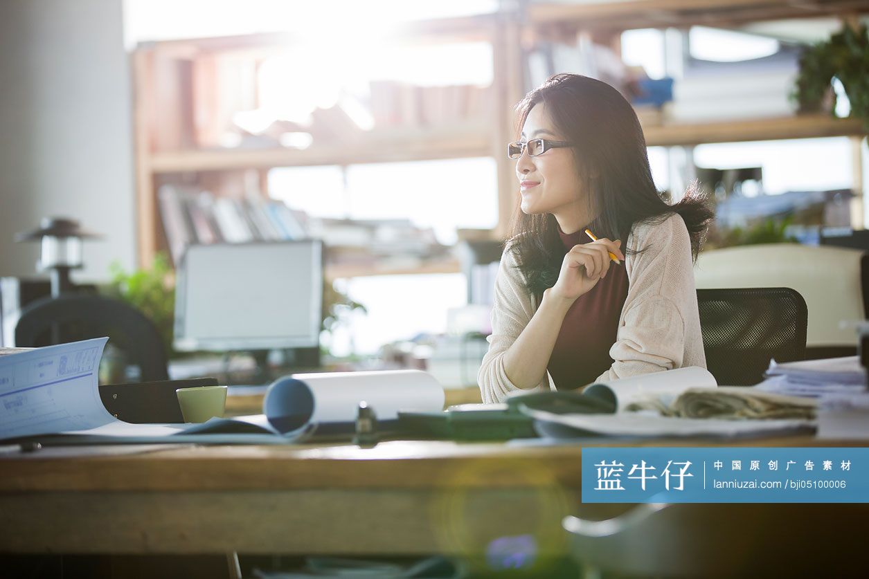 女建筑设计师在办公室工作