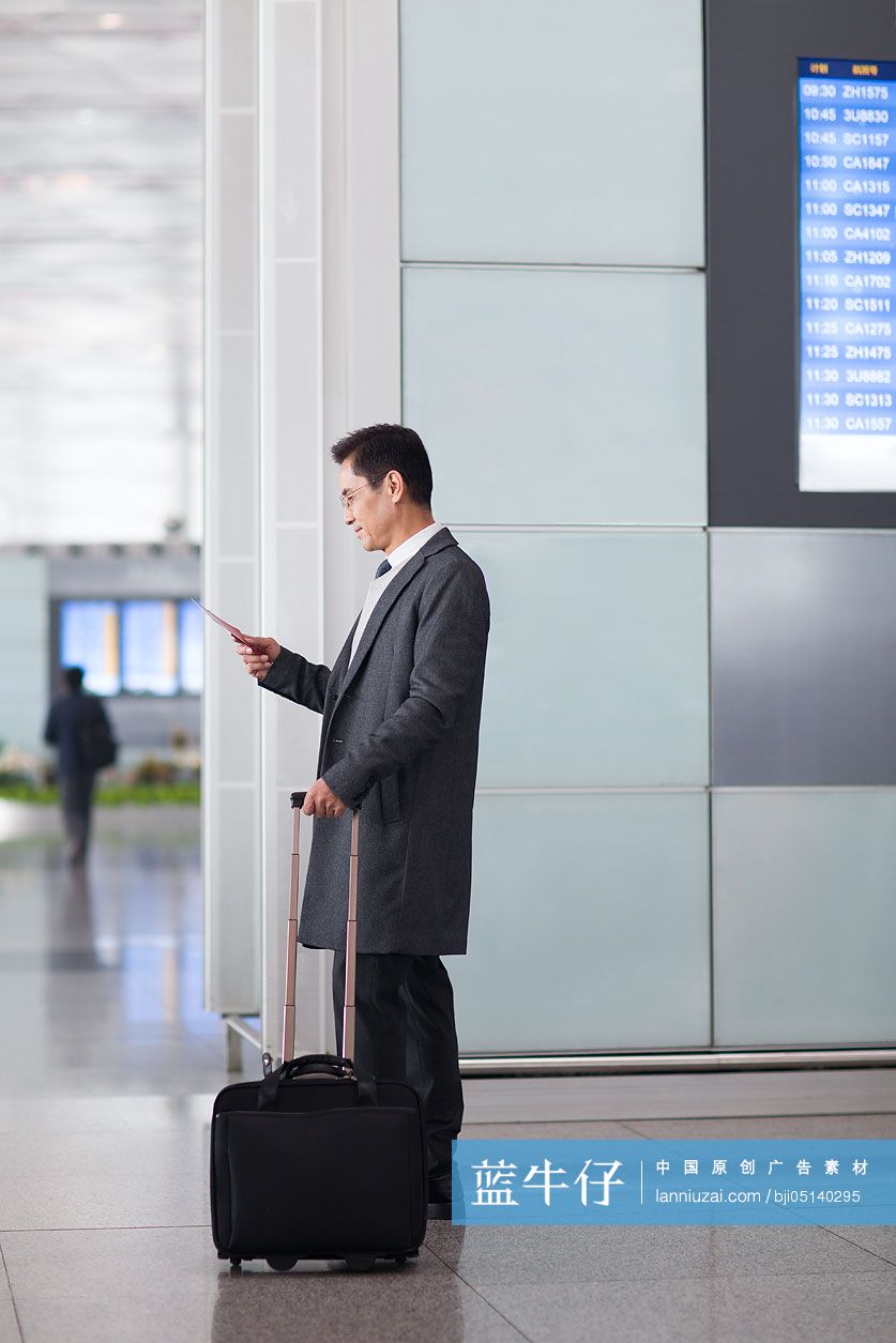 商务男士在机场