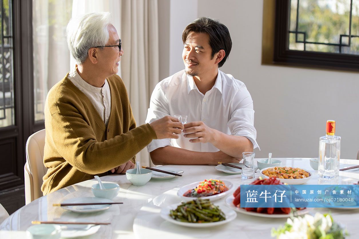 快乐家庭吃年夜饭